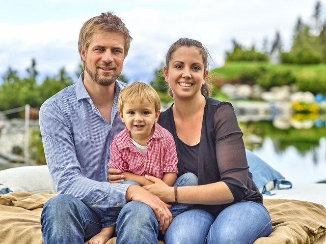 Tischler und Architekt David Wolfschwenger mit seiner Frau Corina und seinem Sohn | Foto: pedagrafie