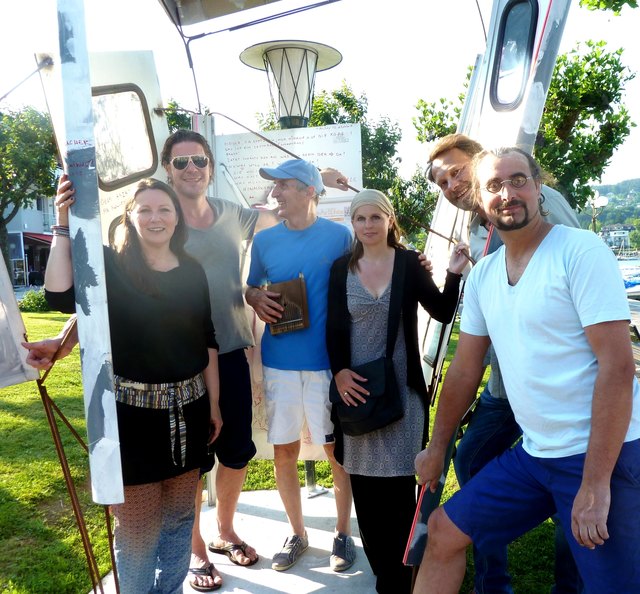 Die Kunstschaffenden der ersten vier LesArtBox-Stationen sowie "Mittäter" zur Wandervernissage: Tanja Prušnik, Gerhard Fresacher, Lado Jakša, Barbara Ambrusch Rapp, Ronald Zechner und Niki Meixner (vlnr)