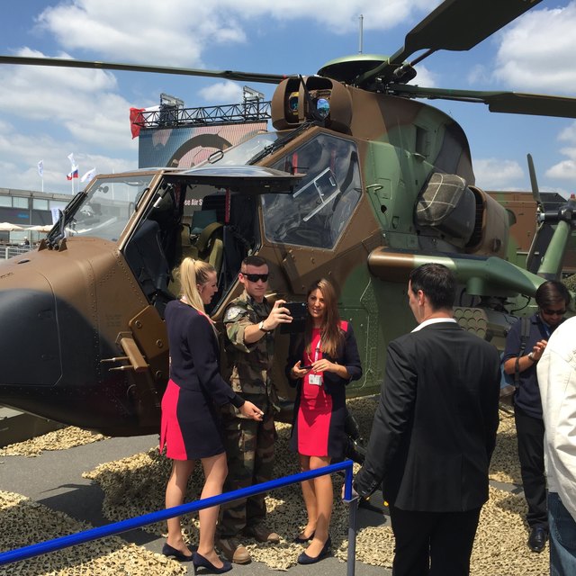 Militärhubschrauber im Angebot, inklusive Lenkwaffen