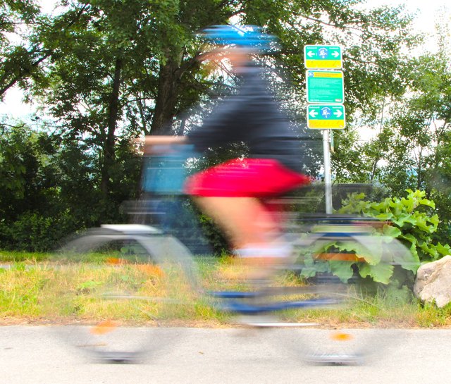 Entlang des Inns führt der gut ausgeschilderte Innradweg quer durch Tirol, von Martina an der Schweizer Grenze bis zur Bayrischen Grenze bei Kiefersfelden.