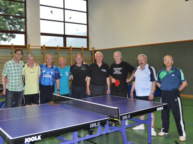 TTV-Obmann Gernot Schwaiger (li.) mit den befreundeten Tischtennisteams aus Kirchdorf und vom ESV Forst-Cottbus. | Foto: TTV Kirchdorf