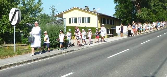 Büchermenschenkette begleitet von Niki Meixner und Lado Jakša