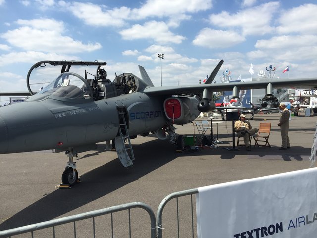 Militärjets man Boden und in der Luft.
