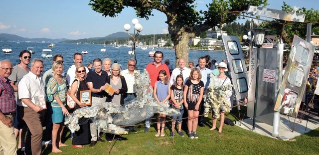 Veldens Bürgermeister Ferdinand Vouk, Bildungsreferentin Vz.Bgm. Birgit Fischer, Kulturreferent Dietmar Piskernik, Vz.Bgm. Helmut Steiner, Veranstaltungsreferent Markus Kuntaritsch Veldener Gemeinderatsmitglieder, VTG-Manager Bernhard Pichler-Koban, die Kunstschaffenden sowie die VertreterInnen der Hauptsponsoren (LesArtBox-Patenschaften) Aqua, Generali, Grand Immobilien und Kärntner Sparkasse | Foto: H. Sobe (KK)