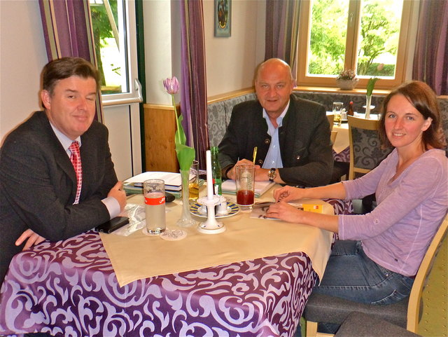 Reinhard Menneweger, LAbg. Christian Dörfel und Barbara Schober (v.l.) diskutieren wichtige Zukunftsprojekte für Roßleithen. | Foto: Josef Stummer