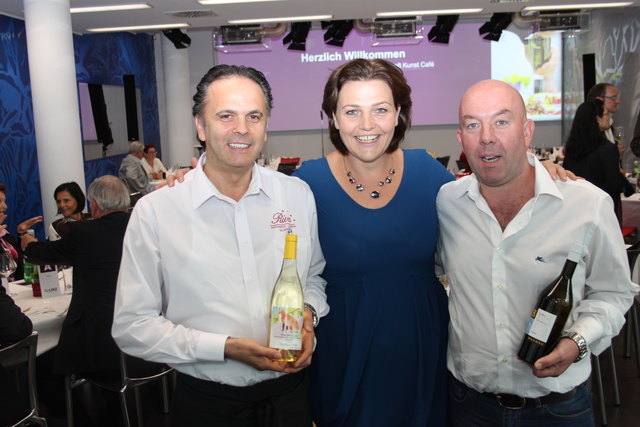 Linz kocht GUT-Vorsitzende Michaela Mader mit Ignazio Riva (l.) und dem Top-Winzer.