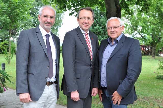 Obmann-Stellvertreter BGM Ing. Rudolf Schütz, Obmann BGM Mag. Matthias Stadler und Gastgeber NR BGM Johann Hell.