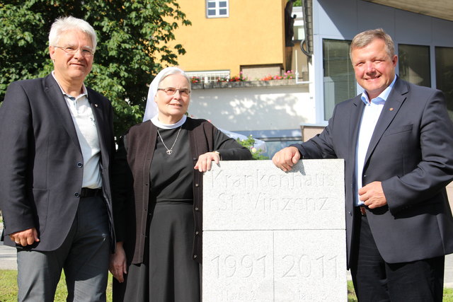 Gedenksteinenthüllung: Bgm. Mag. Siegmund Geiger, Generaloberin Sr. Dr. Maria Gerlinde Kätzler und LR DI Dr. Bernhard Tilg.