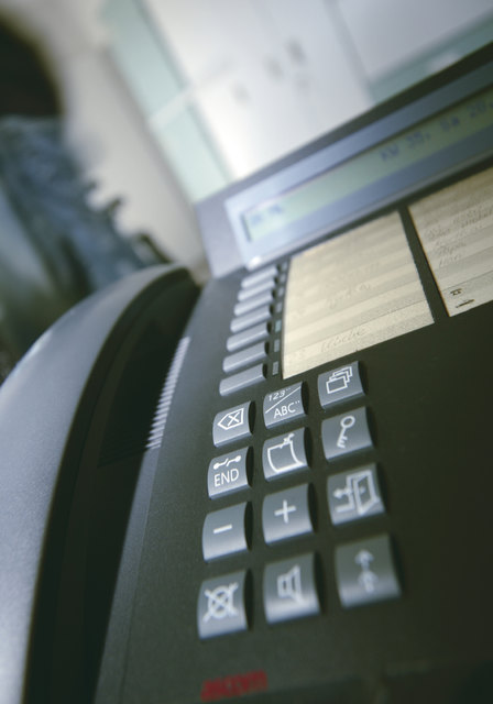 Betrüger hackten sich in die Telefonanlage eines Unternehmens ein und telefonierten ins Ausland | Foto: mev.de