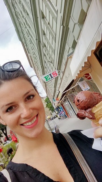 glücksdoping die zweite..gegen den nachmittagseinbruch mit einem köstlichen extra dark choco eis von den leonardellis. | Foto: Veronika Neururer