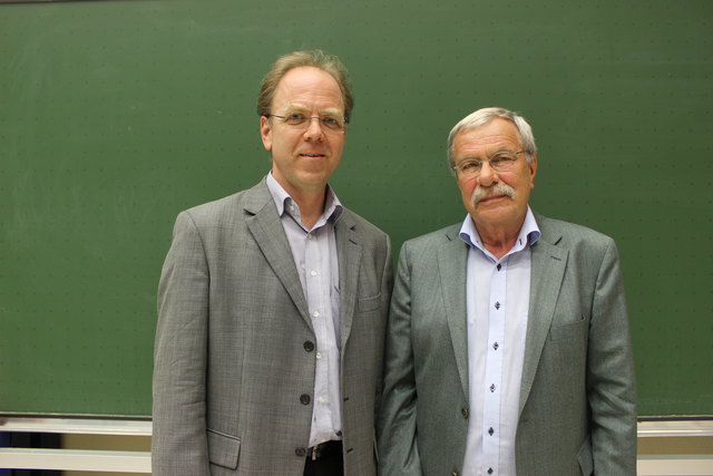 Informierten: Direktor der Humangenetik Johannes Zschocke und Moderator Dieter zur Nedden