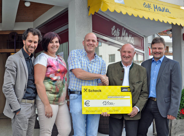 Michaela und Christian Muigg übergaben den Scheck an Bgm. Norbert Jordan (Bgm. Johannes Strobl, Aldrans; li.: Vizebgm. Georg Dornauer, Sellrain) | Foto: Skamen