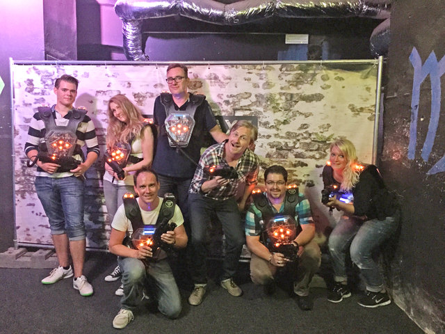 bz-Truppe im LaserMaxx: Im wahrsten Sinn des Wortes abgekämpft.