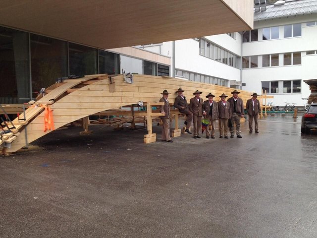 "Begutachtung" des Sazltrauners, einem 25 Meter langen Schiff, welches von der HTL Hallstatt gebaut wurde.