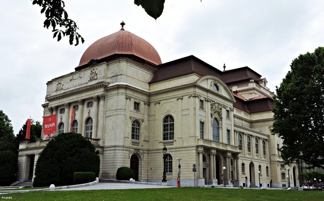 Die Oper, einst Stadttheater, ist nun prunkvolle Bühne für atemberaubende Inszenierungen in Graz, die von Musiktheater bis Ballett reichen und sie ist Teil der Europastraße Historische Theater.