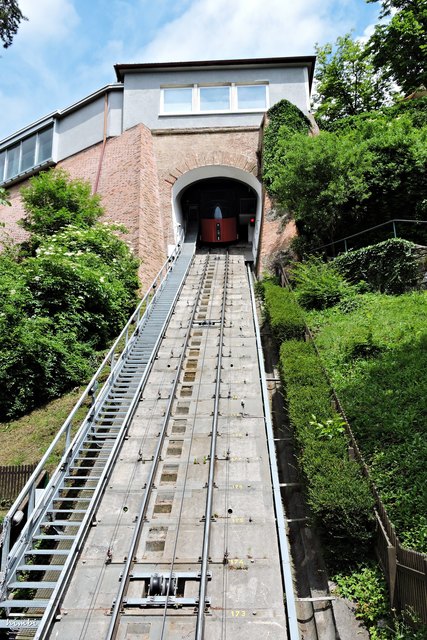 Die Fernberger Bastei. In die südwestliche Ecke der Bastei mündet die nach einjähriger Bauzeit 1894 eröffnete Schloßbergbahn