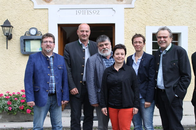 Von links: Rober Cicona (FPÖ, Bezirk Kirchorf), Christian Dörfel (ÖVP, Bezirk Kirchdorf), Walter Mayrhofer (Die Grünen, Bezirk Gmunden), Bettina Lancaster (SPÖ-Bürgermeisterin in Steinbach am Ziehberg), Sabine Promberger (SPÖ, Bezirk Gmunden) und Ewald Lindinger (SPÖ, Bezirk Kirchdorf)