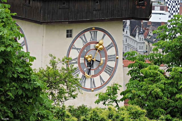 Gehen in Graz die Uhren anders? Nein. Die Tatsache, dass es ursprünglich nur weithin sichtbare große Zeiger für die Stunden gab und jene für die Minuten erst später dazukamen, hatte eine Vertauschung der Zeiger zur Folge.