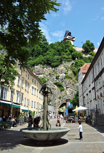 Von hier gelangt man über 260 Stufen zum Uhrturm
