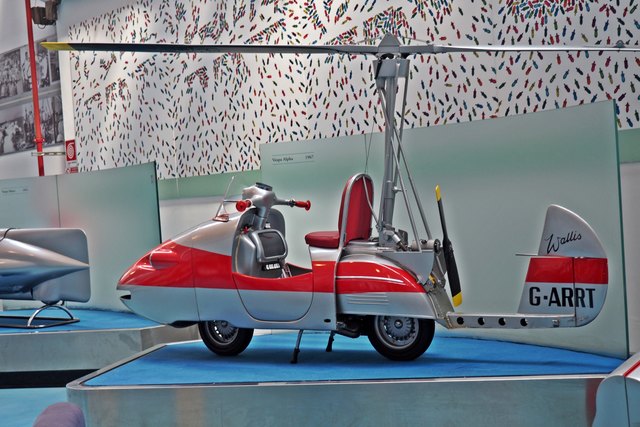 Mit einem Rotor ausgestattet