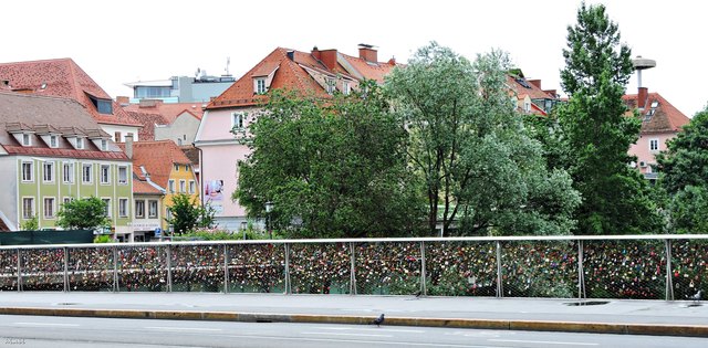 Hunderte von Schlössern wurden hier angebracht