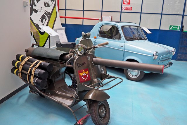 Militärische Vespa , im Hintergrund das einzige Auto