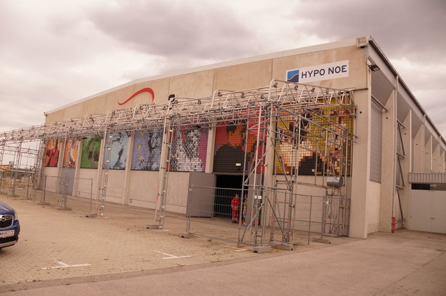 Hier landen heute noch 250 Flüchtlinge: Arena Nova, Halle 3