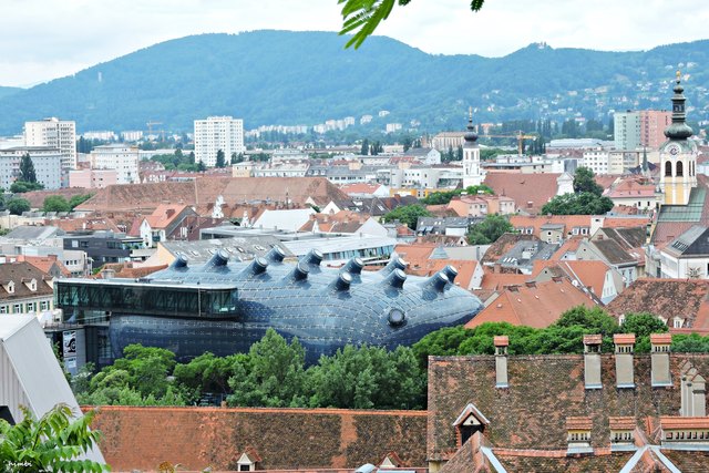 Wie eine geheimnisvolle blaue Blase schwebt das Kunsthaus zwischen den Dächern der Altstadt – das Begriffspaar Graz und Kunsthaus zieht Besucher einfach magisch an.
