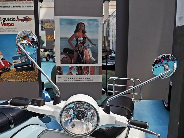 Poster mit Abbildungen von Vespas