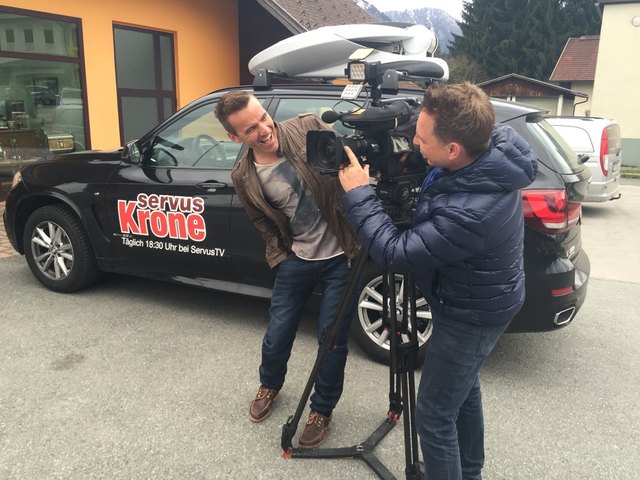 Joschi mit dem Kameramann und dem "DRM-Wagen" von Servus Krone | Foto: KK