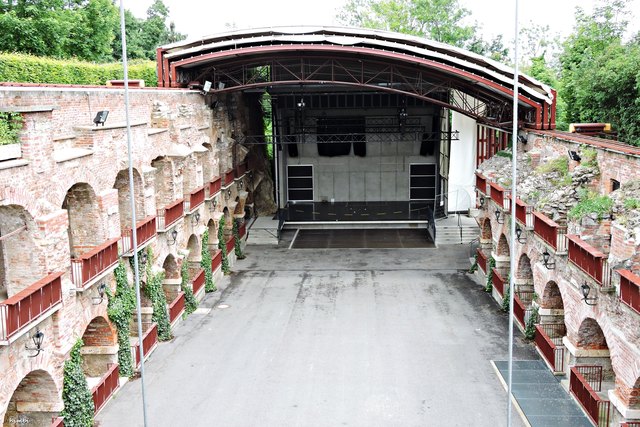 Die Schlossbergbühne. In den Ruinen des 1809 gesprengten Gebäudes wurde die jetzige Freilichtbühne errichtet und 1937 mit Beethovens Fidelio eröffnet.
