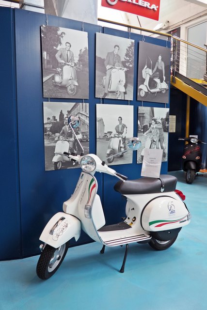 Viele Stars ließen sich mit einer Vespa ablichten