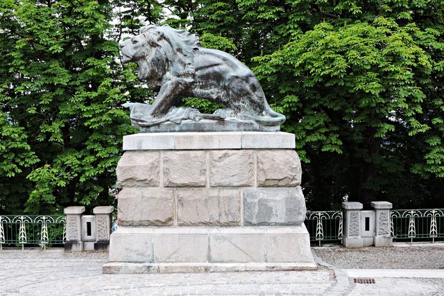 Major Franz Hackherzu Hart erhielt im Mai des Jahres 1809 den Befehl den Schlossberg gegen die napoleonischen Truppen zu verteidigen. Dem heldenhaften Verteidiger wurde hier 1909 ein Denkmal gesetzt. Der Hackher-Löwe