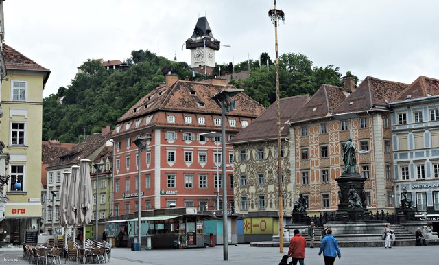Vom Hauptplatz kann man den Uhrturm auch gut sehen