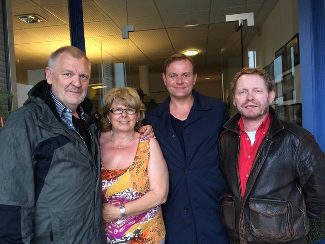 Zum Abschluss gabs noch ein Erinnerungsfoto: Firmenchefin Maria Pengl mit Michael Katz, Devid Striesow, Michael Kreihsl. | Foto: Joan Gavrilowitsch