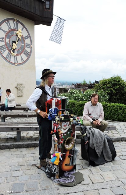 Ein super origineller Künstler empfängt uns beim Uhrturm