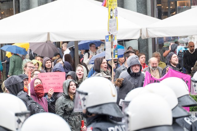 Ein Blick auf die Gegendemonstration zum "Marsch für die Familie".