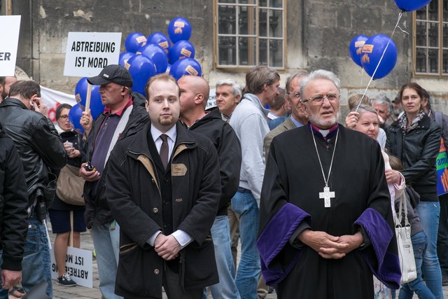 Ex-Pegida-Sprecher Georg Immanuel Nagel neben einem Vertreter der syrisch-orthodoxen Kirche.