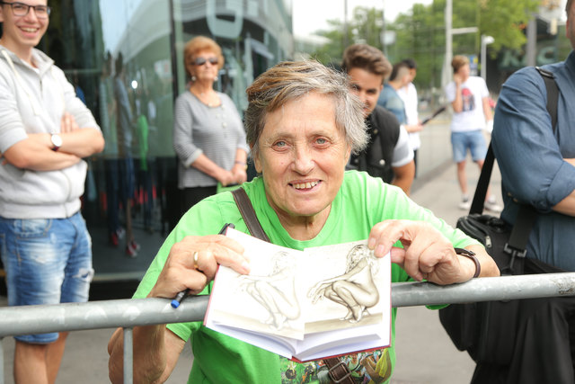 Das Warten hat sich ausgezahlt: Dieser Fan bekam ein Autogramm von seinem Liebling. | Foto: Moni Fellner
