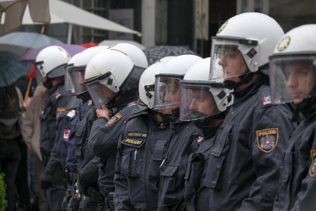 Polizisten hielten die Gegendemonstration zum "Marsch für die Familie" auf Distanz.