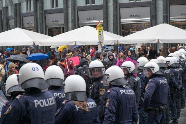 Polizisten hielten die Gegendemonstranten von der Kundgebung fern.
