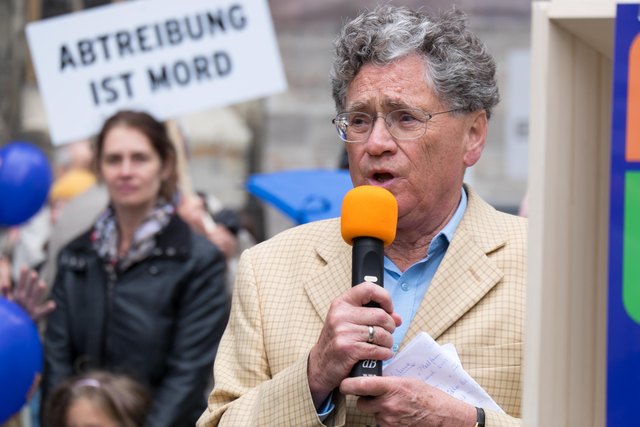 Organisator Alfons Adam, Bundesobmann der Bewegung "PRO VITA", sprach sich gegen die Ehe für Homosexuelle aus. 2013 wurde er schon einmal wegen Verhetzung zu einer Geldstrafe verurteilt.