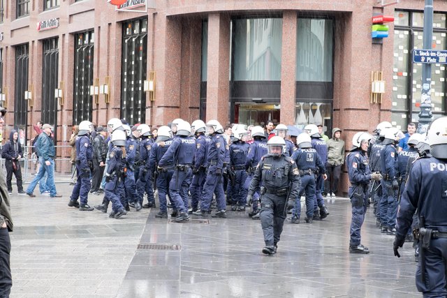 Polizei-Aufgebot am Stephansplatz beim "Marsch für die Familie".