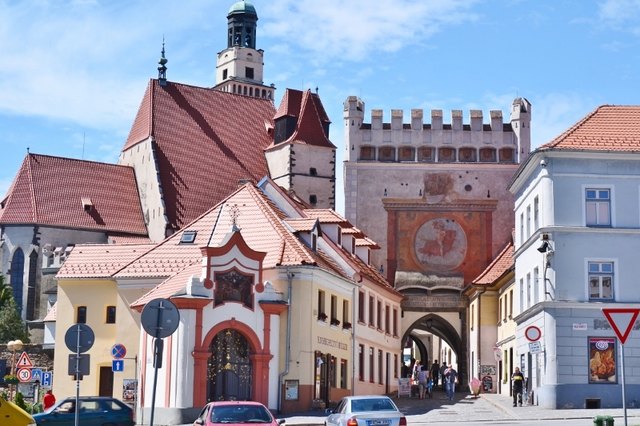 Kirchenplatz mit Nepomuk-Kapelle und einem Rest der früheren Wehranlage. Im Hintergrund die Jakobuskirche (Dekanatskirche) von Prachatice