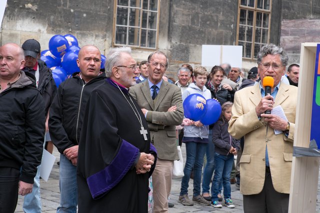Blaue Luftballons mit dem Logo der Initiative "Plattform Familie" waren bei den Teilnehmern des Marsches für die Familie weit verbreitet.