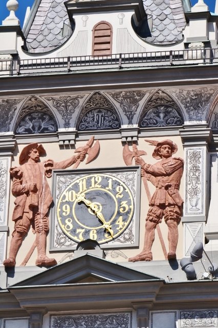 Detailaufnahme des kunstvoll gestalteten und restaurierten Rathausturmes.