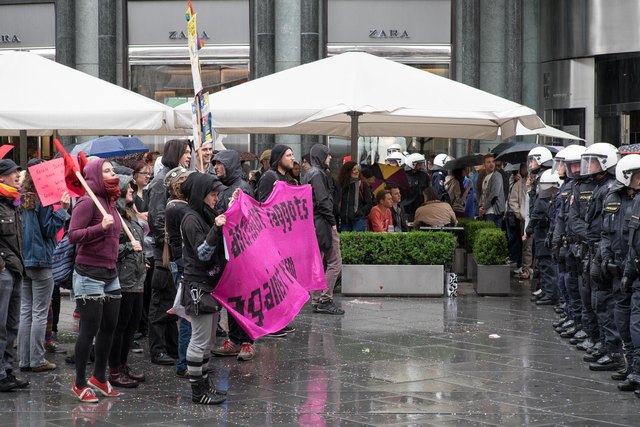 Gegendemonstranten wurden von der Polizei großräumig vom "Marsch für die Familie" ferngehalten. "Eure Kinder werden so wie wir!", sangen sie.