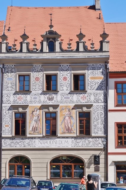 Herrlich gestaltete Fassade eines Bürgerhauses, derzeit dürfte es ein Volksheim beherbergen.