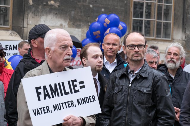 Teilnehmer am "Marsch für die Familie" - mittendrin: Ex-Pegida-Sprecher Georg Immanuel Nagel.