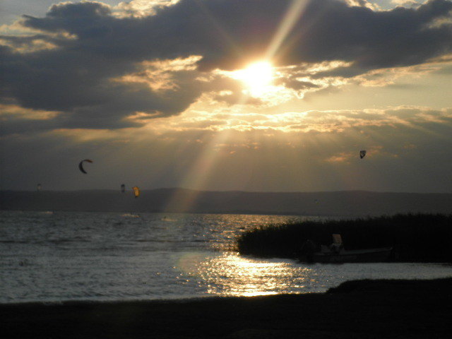 Windsurfer bei Sonnenuntergang in Podersdorf